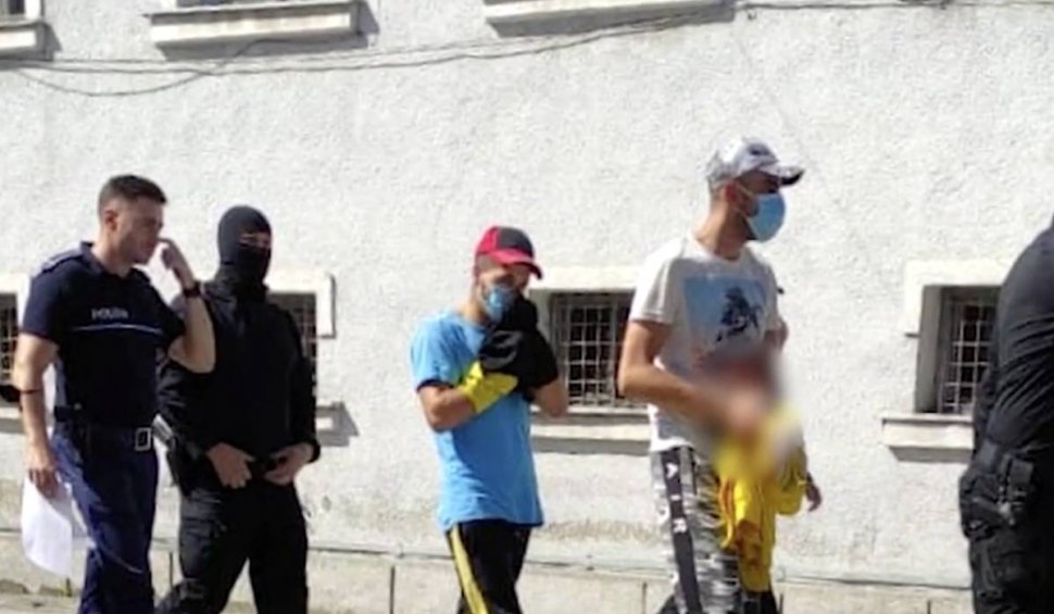 Jaf la o casă de pensionari din Petroșani: 3 tineri au spart un seif și au fugit cu el