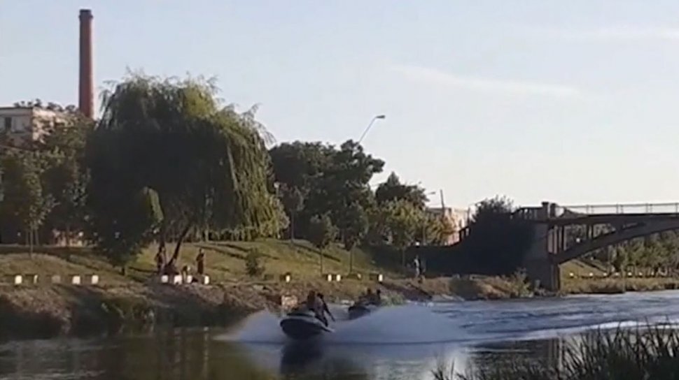 Aroganţă pe râul Bega! Doi tineri din Timişoara, la plimbare cu jetskiurile