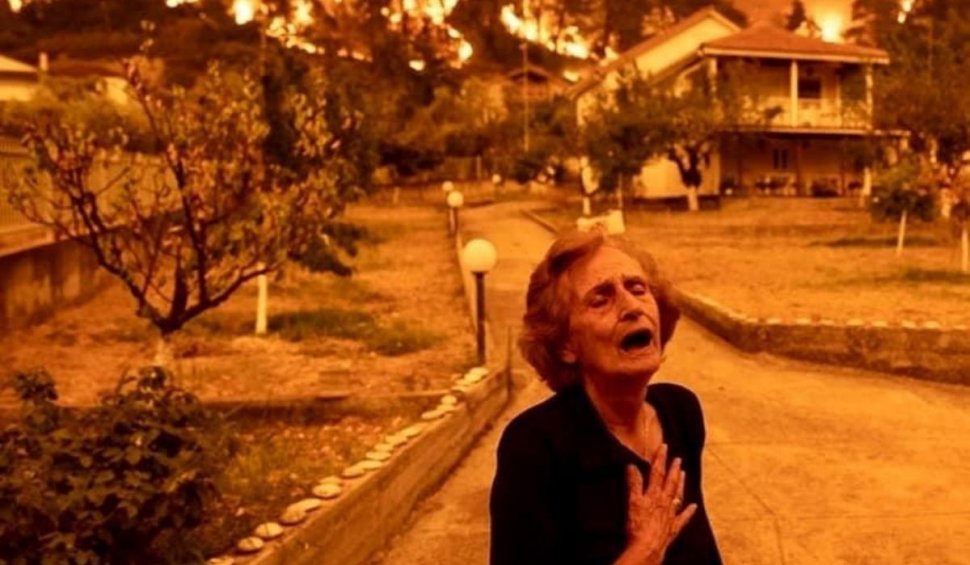 Bătrână cu ochii în lacrimi în mijlocul incendiilor din Grecia, fotografie virală pe reţelele sociale