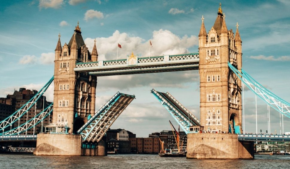 Tower Bridge din Londra a rămas blocat, după o defecţiune tehnică şi a provocat un blocaj uriaş în trafic