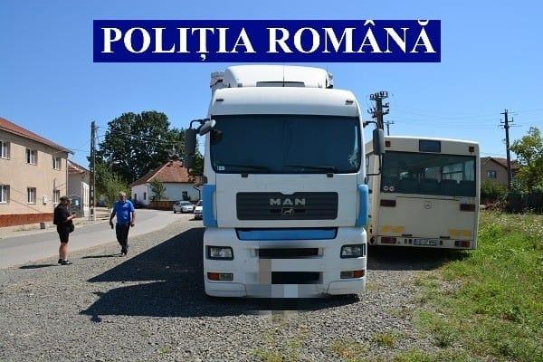 Un camion cu peste 82.000 de pachete de țigări a fost descoperit abandonat lângă o biserica din județul Arad 721083