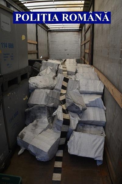 Un camion cu peste 82.000 de pachete de țigări a fost descoperit abandonat lângă o biserica din județul Arad 721084