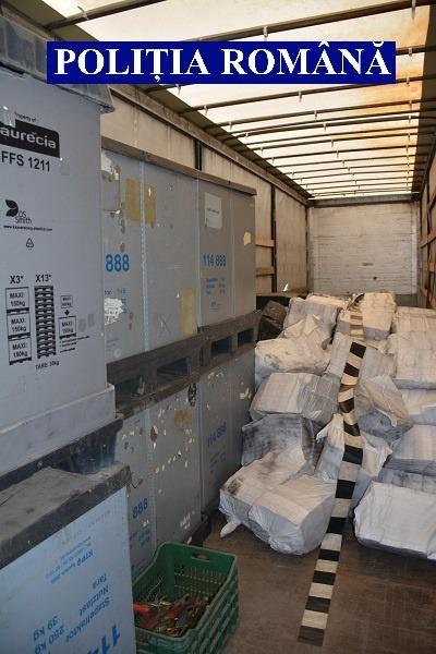 Un camion cu peste 82.000 de pachete de țigări a fost descoperit abandonat lângă o biserica din județul Arad 721085