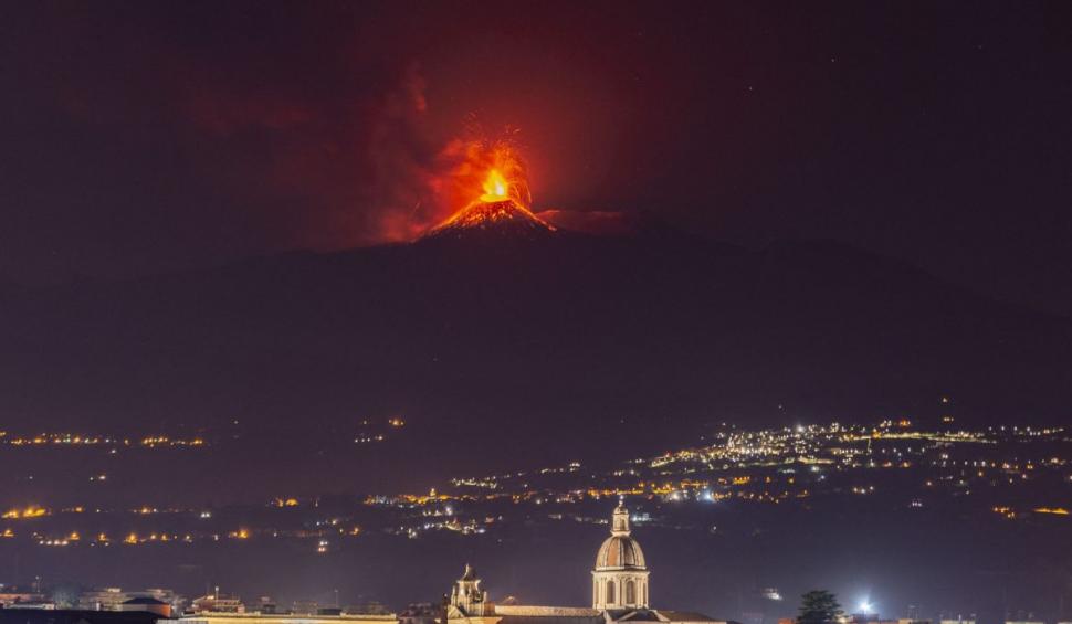 Vulcanul Etna s-a cutremurat din nou și a aruncat jerbe de lavă și nori cenușă. Este cea mai amplă serie de erupții din ultimii 20 de ani 721072