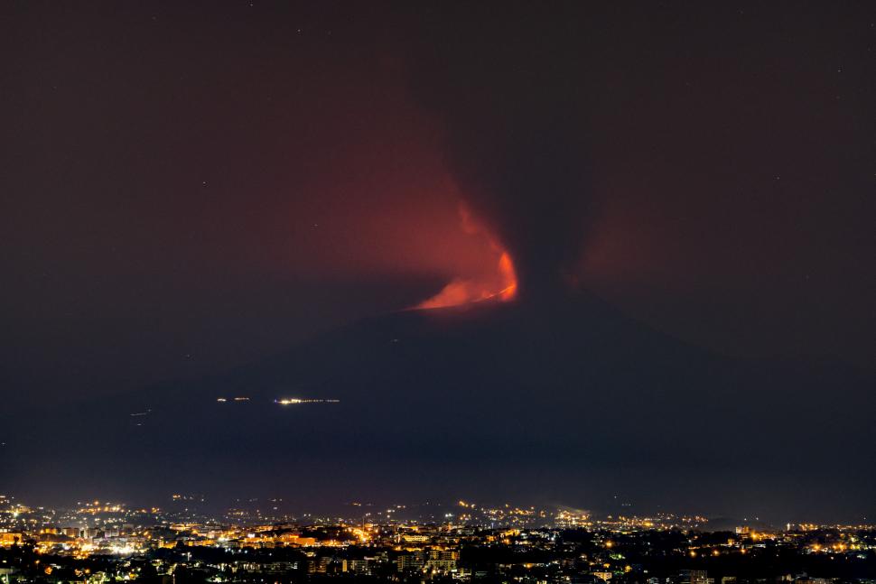 Vulcanul Etna s-a cutremurat din nou și a aruncat jerbe de lavă și nori cenușă. Este cea mai amplă serie de erupții din ultimii 20 de ani 721073