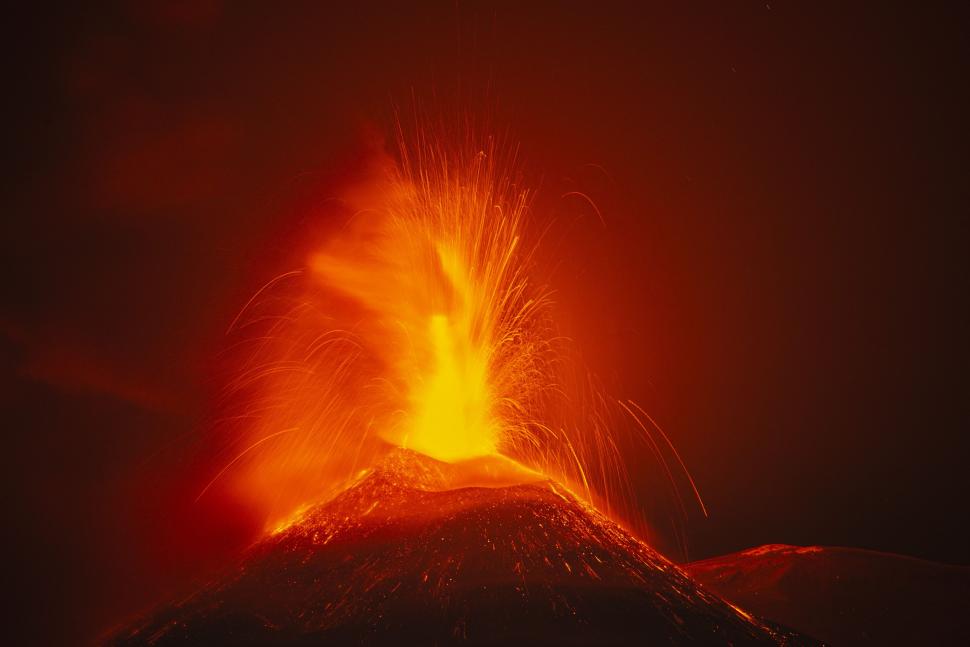 Vulcanul Etna s-a cutremurat din nou și a aruncat jerbe de lavă și nori cenușă. Este cea mai amplă serie de erupții din ultimii 20 de ani 721074