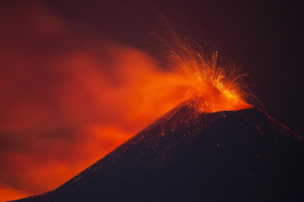 Vulcanul Etna s-a cutremurat din nou și a aruncat jerbe de lavă și nori cenușă. Este cea mai amplă serie de erupții din ultimii 20 de ani 721075