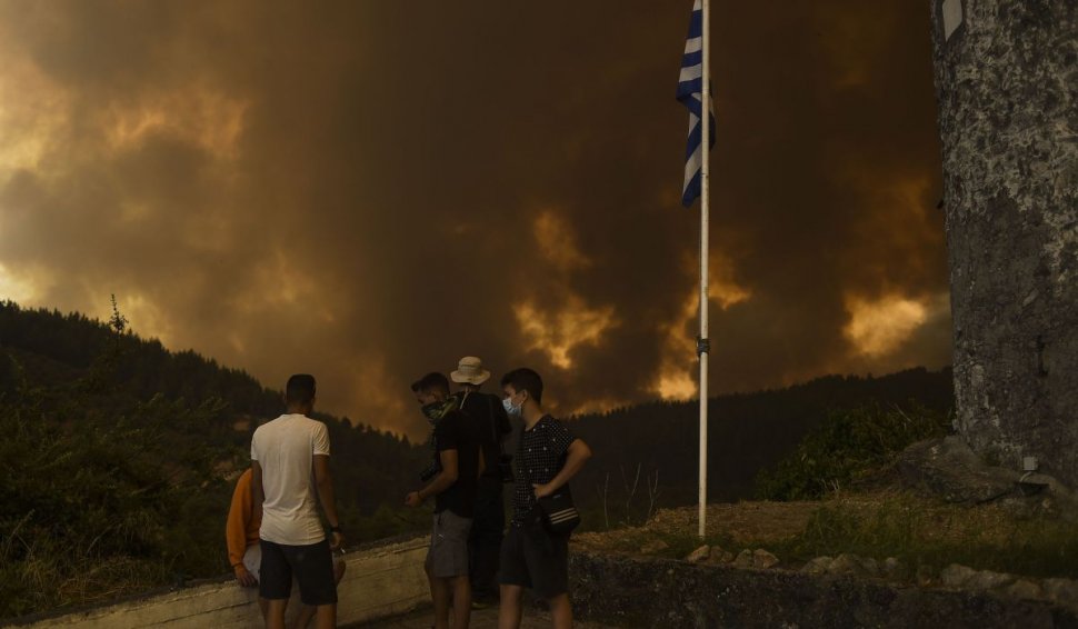 Misiune extremă pe insula Evia, unde acționează pompierii români. "Focul nu trebuie să ajungă la pădure!"