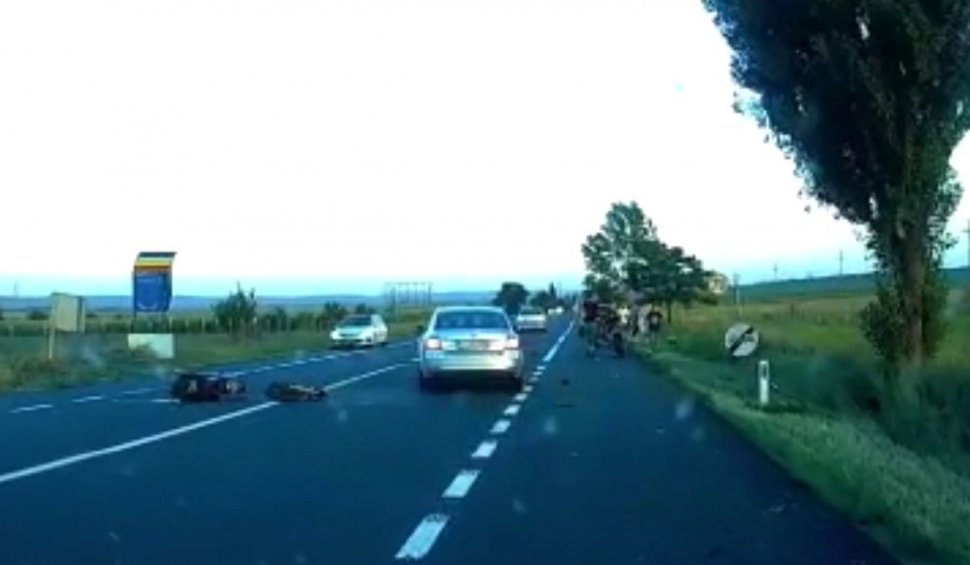 Motociclist aruncat într-un copac, cu peste 100 de km/h, accident filmat în Sascut, Bacău