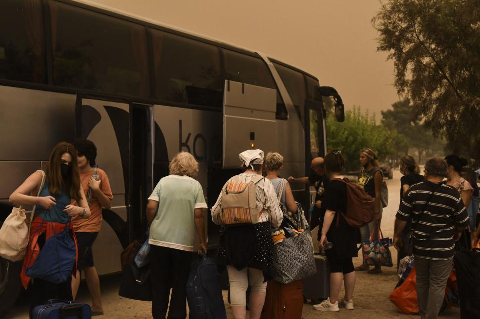 Pompierii români, lăudați și comparați cu extratereștrii după prima intervenție într-una dintre cele mai afectate zone din Grecia 721011