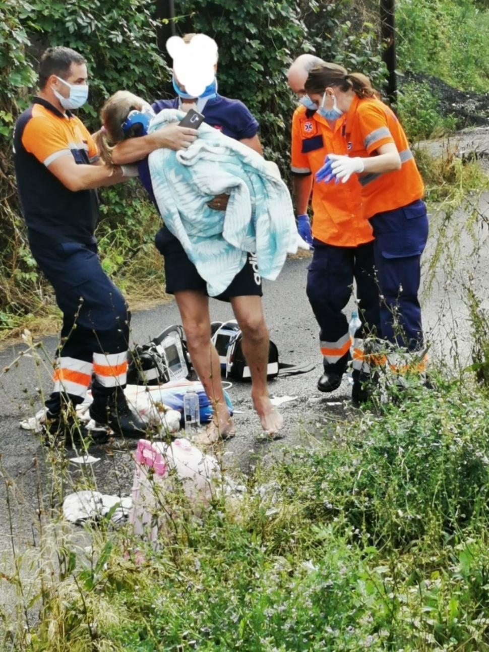 Accident filmat pe Valea Oltului. Două mașini s-au ciocnit frontal violent. Unul dintre șoferi a depășit linia continuă 721237