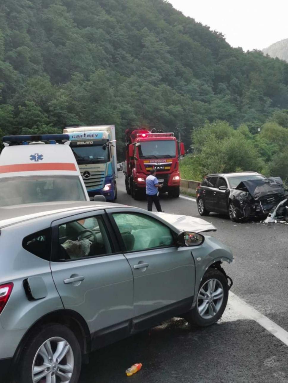 Accident filmat pe Valea Oltului. Două mașini s-au ciocnit frontal violent. Unul dintre șoferi a depășit linia continuă 721238