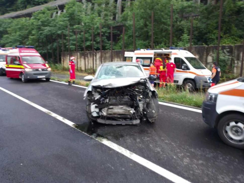 Accident filmat pe Valea Oltului. Două mașini s-au ciocnit frontal violent. Unul dintre șoferi a depășit linia continuă 721239