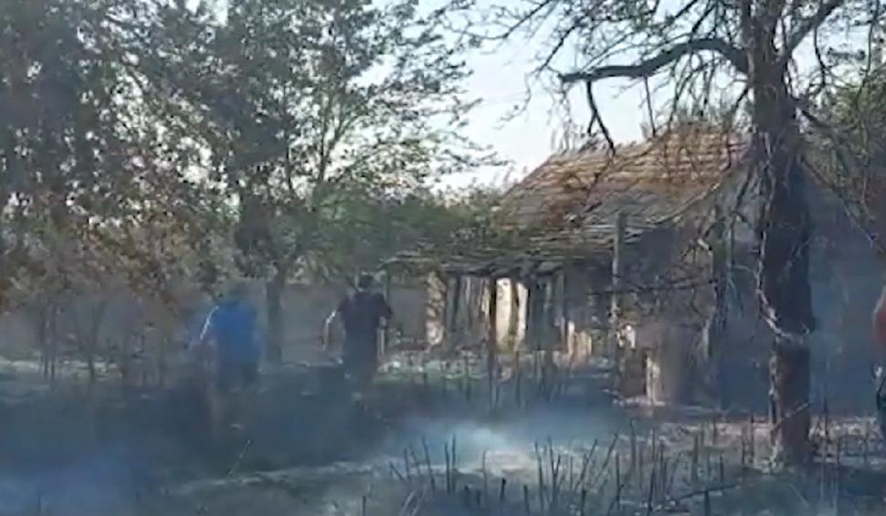 Alertă în Mehedinţi! Un nou incendiu de vegetaţie a izbucnit lângă satul unde zeci de gospodării au fost făcute scrum  721319