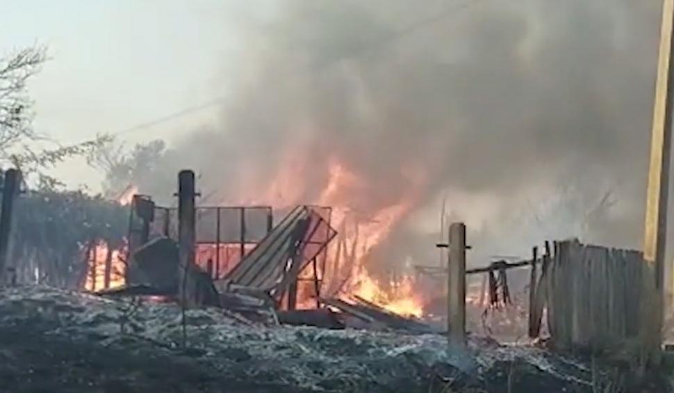 Încă un incendiu a izbucnit lângă satul unde zeci de gospodării au fost făcute scrum. Primar: Mi s-a spus că nu au autospeciale disponibile 721260