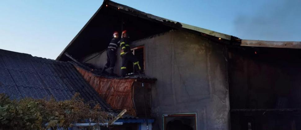 Opt persoane s-au salvat în ultima clipă, după ce pensiunea în care se aflau a izbucnit în flăcări 721183