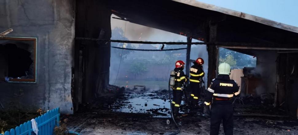 Opt persoane s-au salvat în ultima clipă, după ce pensiunea în care se aflau a izbucnit în flăcări 721185