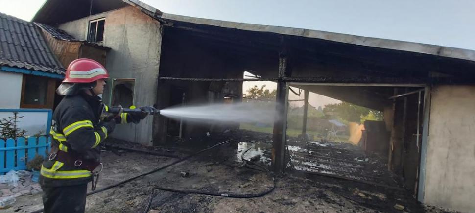 Opt persoane s-au salvat în ultima clipă, după ce pensiunea în care se aflau a izbucnit în flăcări 721187