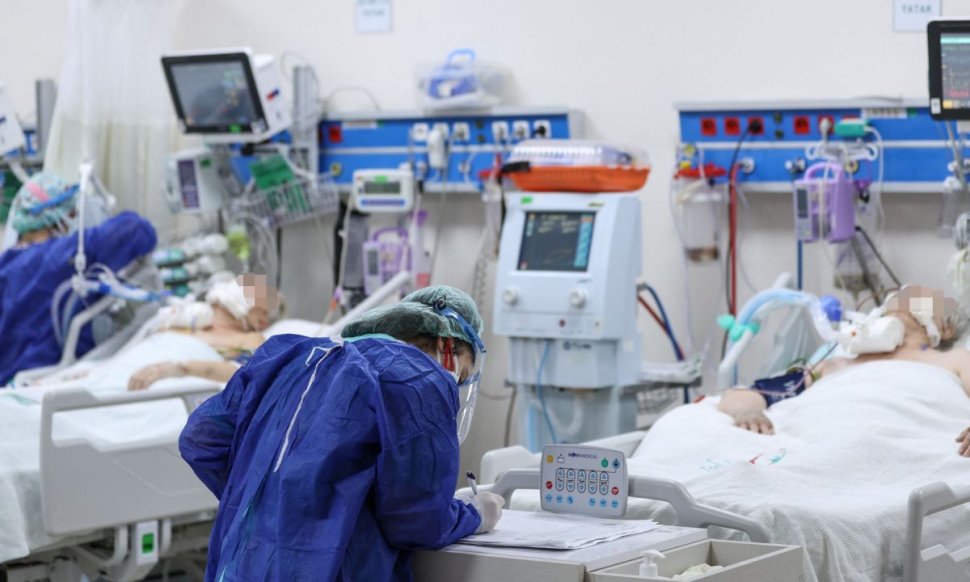 O femeie din Iași a ajuns în stare gravă la spital după ce s-a tratat acasă de COVID, de teamă că o omoară spitalul cu oxigenul