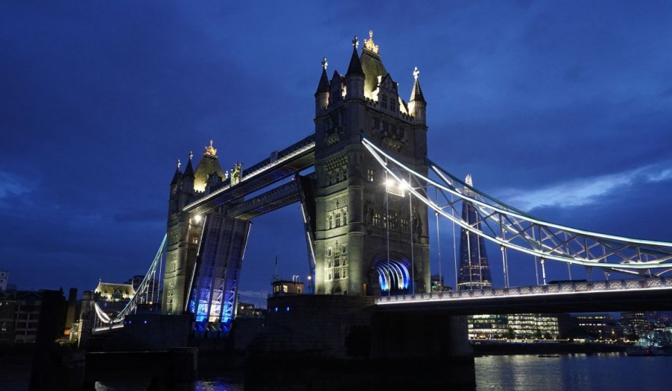 Celebrul pod londonez Tower Bridge, redeschis marți, după ce a rămas blocat în aer timp de 12 ore