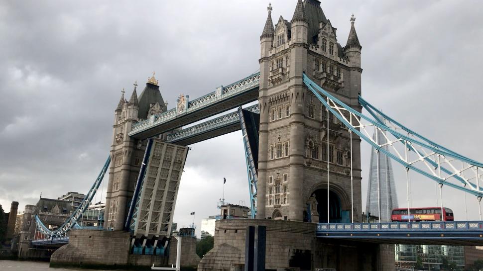 Celebrul pod londonez Tower Bridge, redeschis marți, după ce a rămas blocat în aer timp de 12 ore 721231