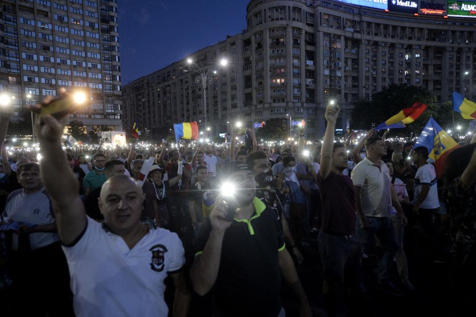 Trei ani de la protestul violent din 10 august, în Piaţa Victoriei, şi niciun vinovat 721246