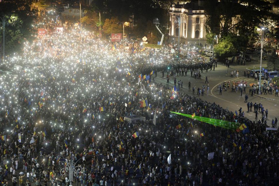 Trei ani de la protestul violent din 10 august, în Piaţa Victoriei, şi niciun vinovat 721247