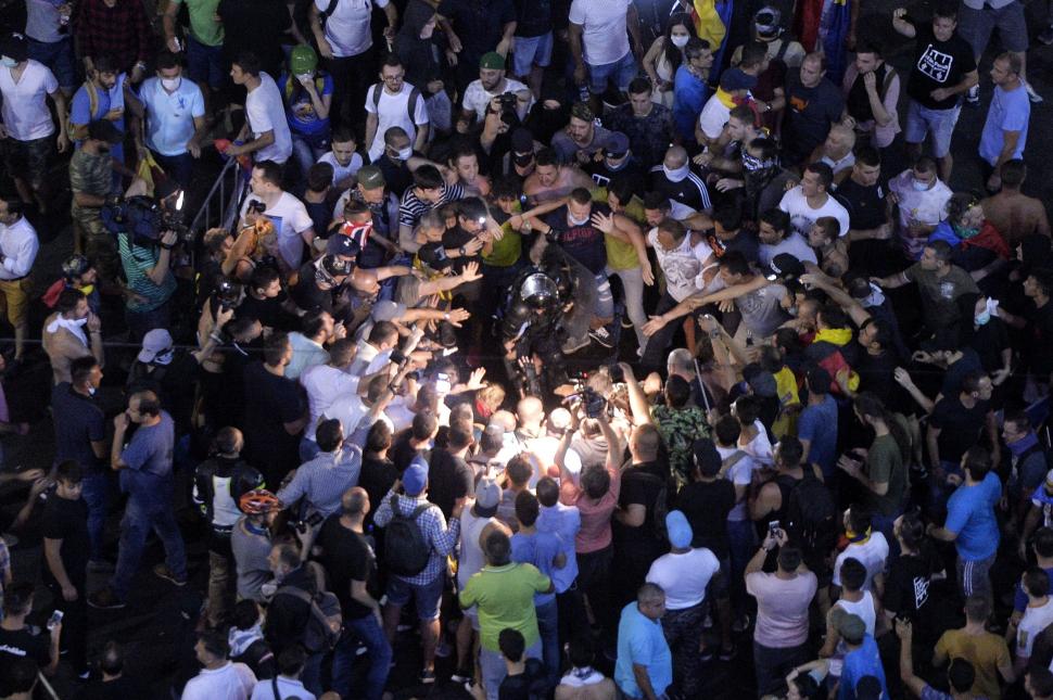 Trei ani de la protestul violent din 10 august, în Piaţa Victoriei, şi niciun vinovat 721248