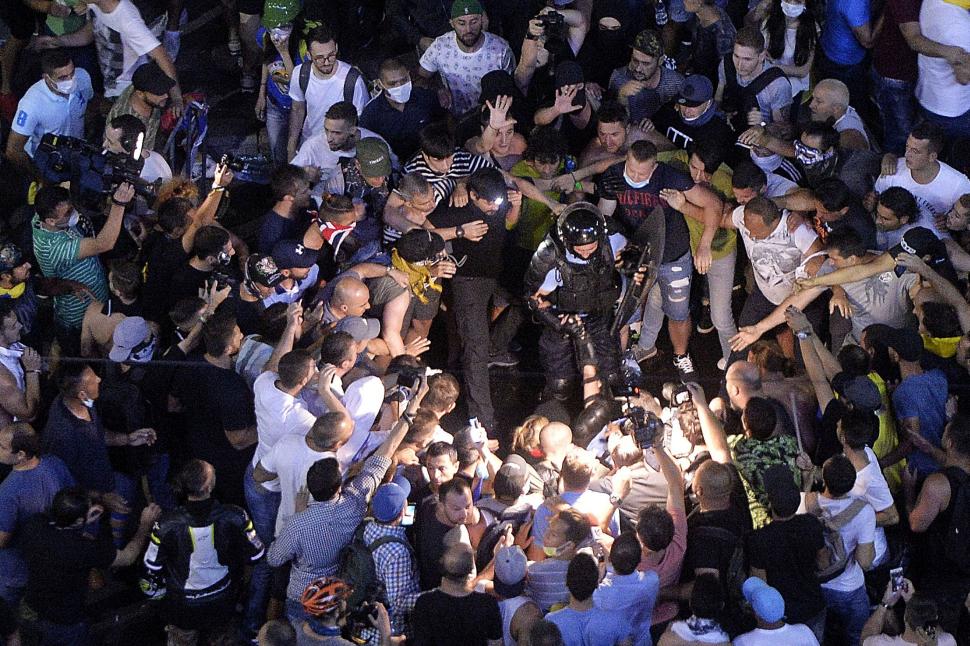 Trei ani de la protestul violent din 10 august, în Piaţa Victoriei, şi niciun vinovat 721249