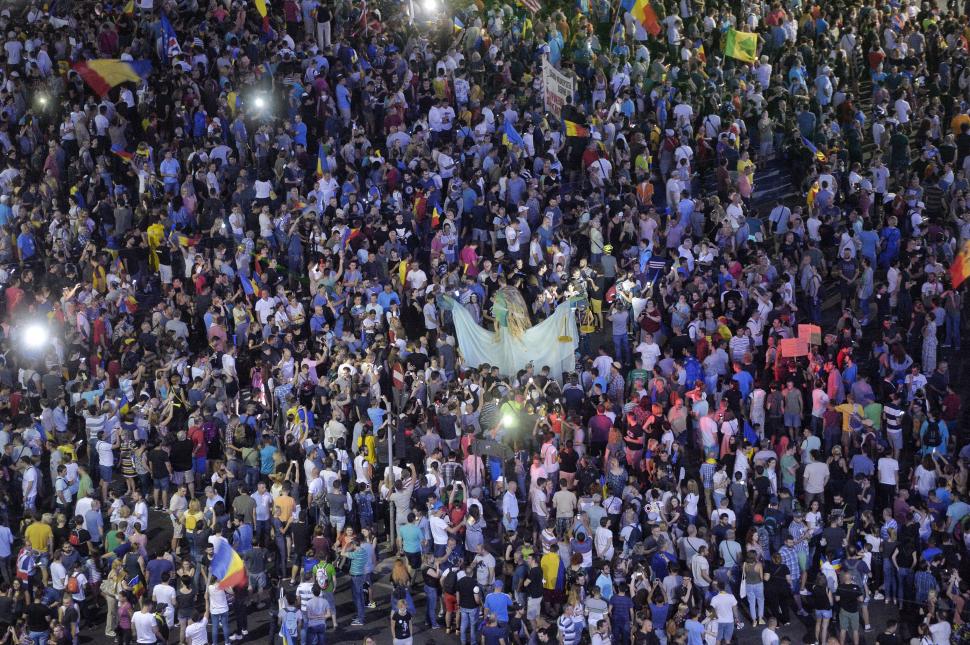 Trei ani de la protestul violent din 10 august, în Piaţa Victoriei, şi niciun vinovat 721250