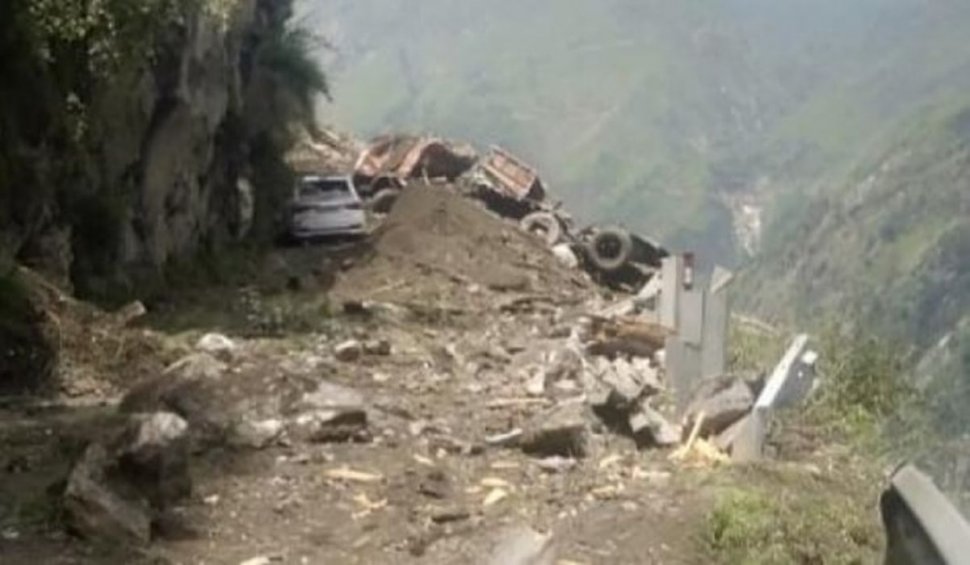 Imagini terifiante de la alunecarea de teren care a îngropat zeci de oameni pe un munte, în India