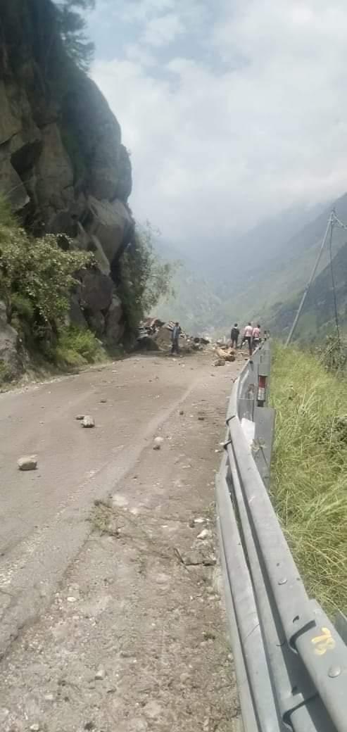 Imagini terifiante de la alunecarea de teren care a îngropat zeci de oameni pe un munte, în India 721516