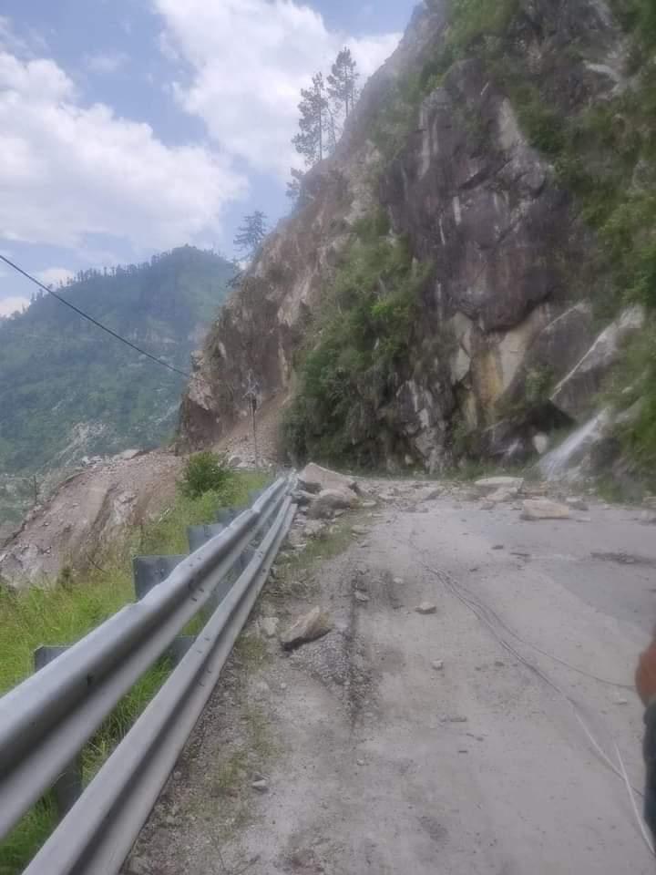 Imagini terifiante de la alunecarea de teren care a îngropat zeci de oameni pe un munte, în India 721517