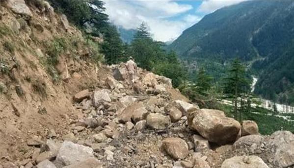 Imagini terifiante de la alunecarea de teren care a îngropat zeci de oameni pe un munte, în India 721518