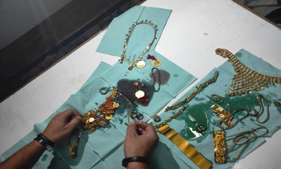 Bijuterii de 200.000 euro ascunse în cutii cu cremă de mâini și recipiente cu ulei de motor. Explicația moldovencei în fața poliției  721461