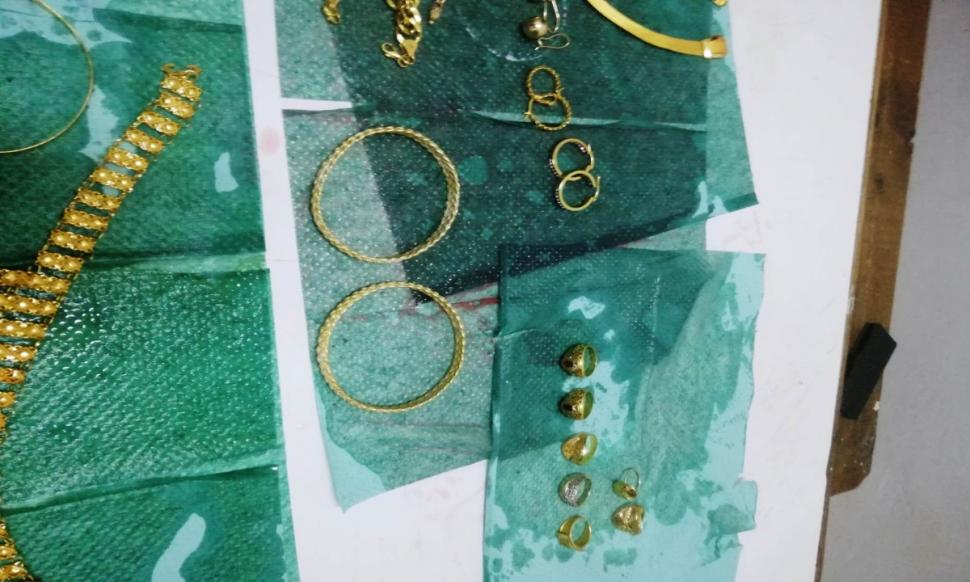 Bijuterii de 200.000 euro ascunse în cutii cu cremă de mâini și recipiente cu ulei de motor. Explicația moldovencei în fața poliției  721462