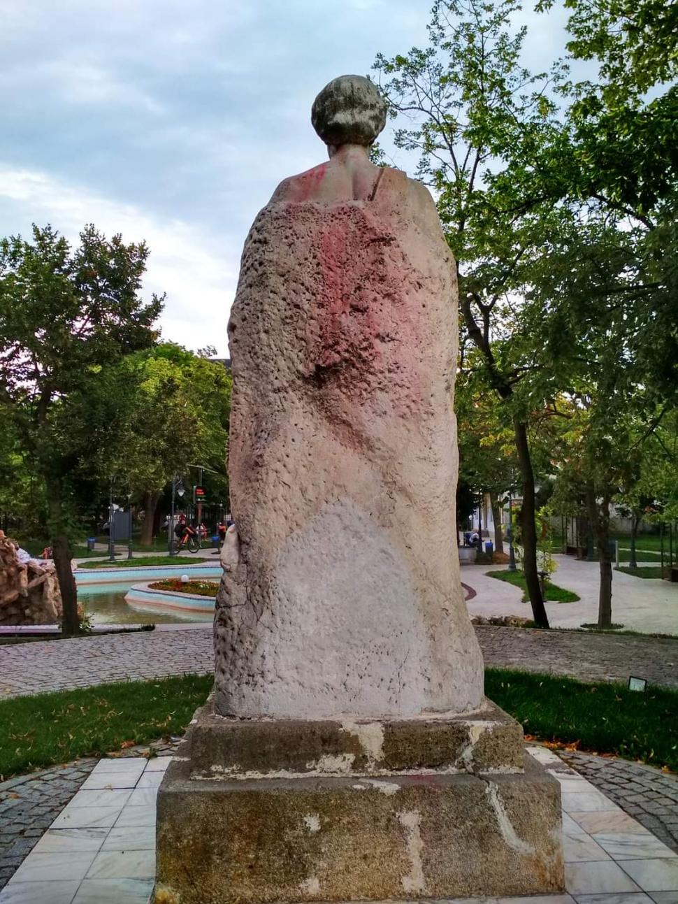 Cea mai veche statuie a lui Eminescu din România, stricată din cauza unei ghirlande de flori. S-a făcut roșie 721447