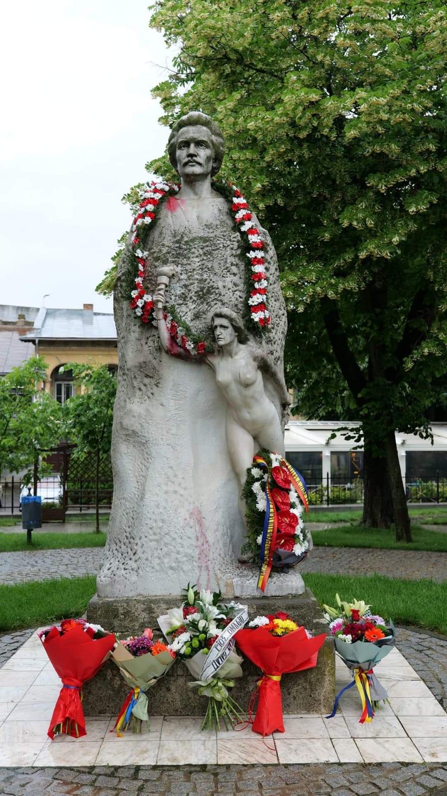 Cea mai veche statuie a lui Eminescu din România, stricată din cauza unei ghirlande de flori. S-a făcut roșie 721449