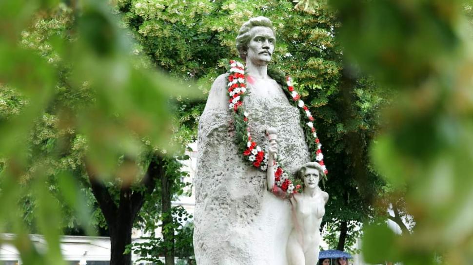 Cea mai veche statuie a lui Eminescu din România, stricată din cauza unei ghirlande de flori. S-a făcut roșie 721450