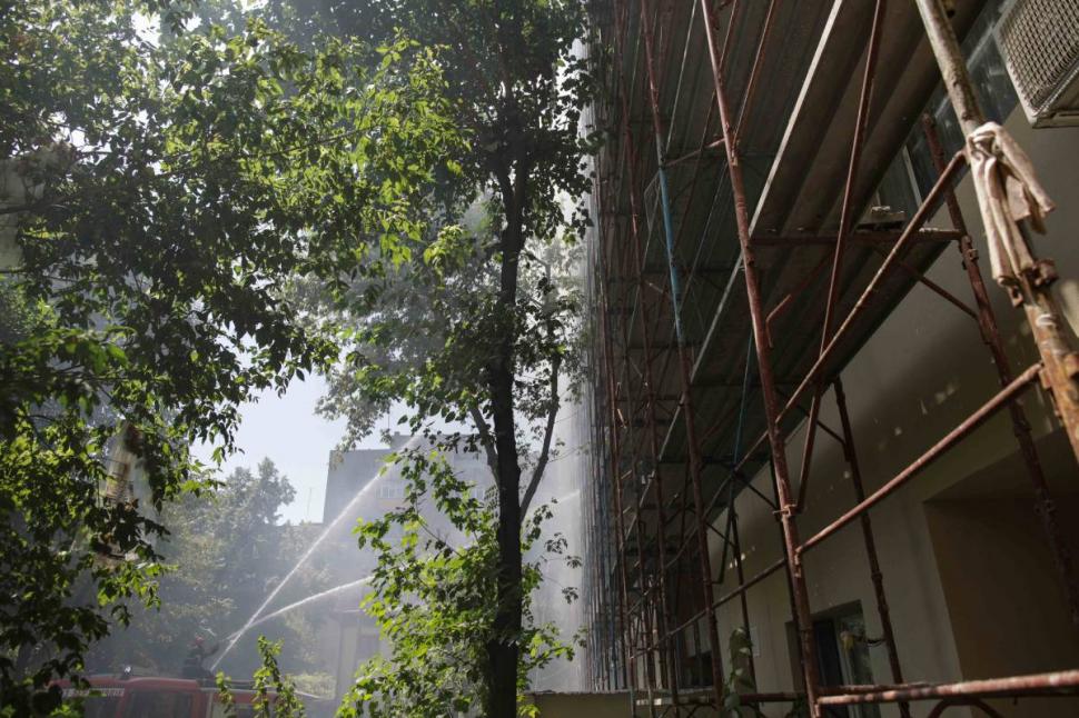 Incendiu puternic într-un bloc din Capitală. Familie cu un copil, captivă la etajul 6. Doi pompieri au ajuns la spital 721534