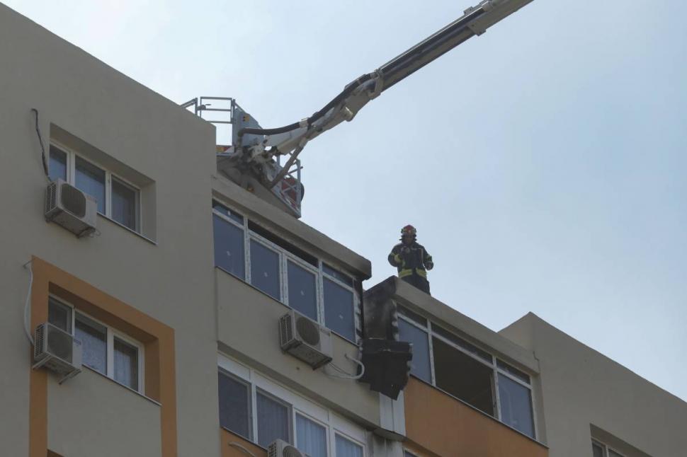 Incendiu puternic într-un bloc din Capitală. Familie cu un copil, captivă la etajul 6. Doi pompieri au ajuns la spital 721535