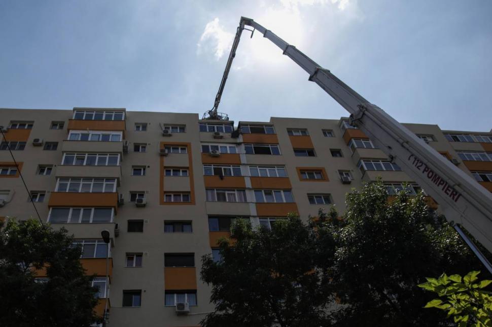 Incendiu puternic într-un bloc din Capitală. Familie cu un copil, captivă la etajul 6. Doi pompieri au ajuns la spital 721536