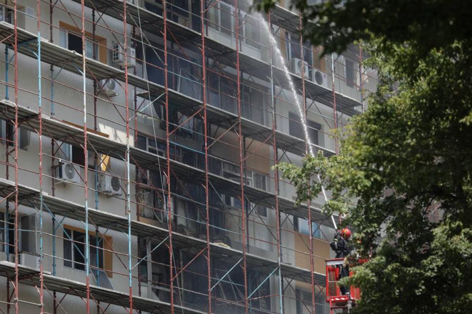 Incendiu puternic într-un bloc din Capitală. Familie cu un copil, captivă la etajul 6. Doi pompieri au ajuns la spital 721537