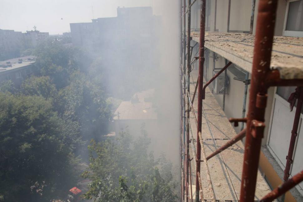 Incendiu puternic într-un bloc din Capitală. Familie cu un copil, captivă la etajul 6. Doi pompieri au ajuns la spital 721538
