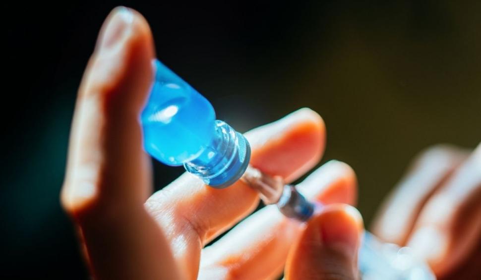O asistentă antivaccinistă îi injecta pe oameni cu saramură, în locul serului anti-Covid.  În jur de 9000 de germani ar fi putut cădea pradă înșelăciunii