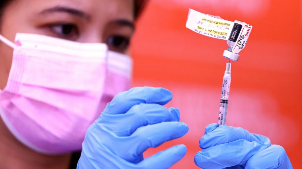 O asistentă medicală a vaccinat oamenii cu soluție salină în loc de vaccinul împotriva COVID 19