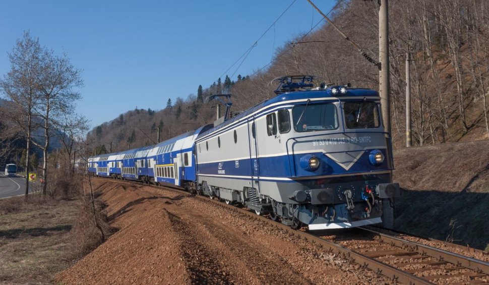 Un alt tren CFR Călători s-a defectat: Pasagerii stau în câmp de două ore