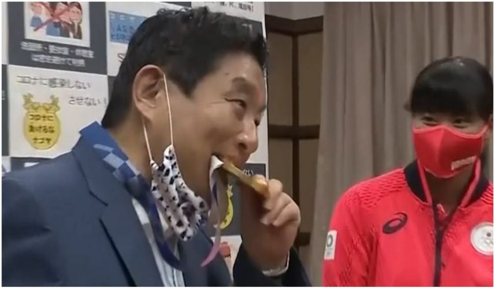 O campioana olimpică niponă a primit o altă medalie de aur după ce un primar a muşcat din cea originală
