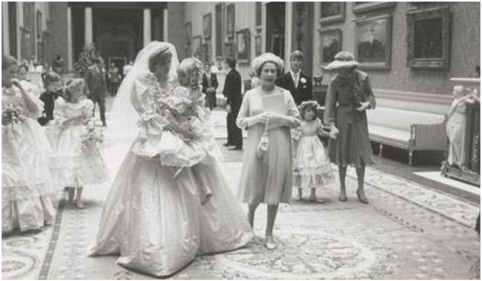 O felie din tortul de nuntă al prințesei Diana a fost scoasă la licitație. A fost vândută cu 2.800 de euro 721669