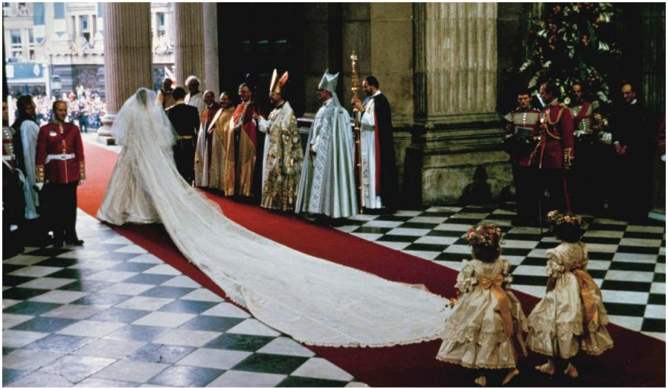 O felie din tortul de nuntă al prințesei Diana a fost scoasă la licitație. A fost vândută cu 2.800 de euro 721676